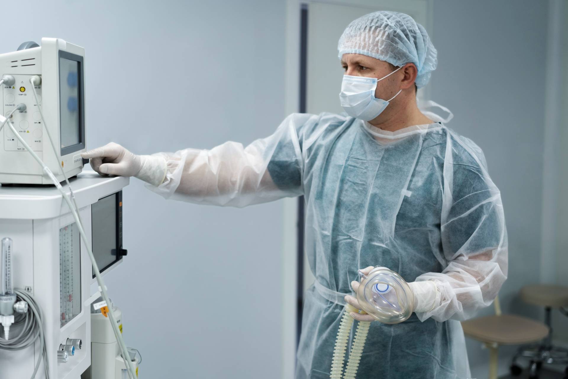 анестезиолог и оборудование для анестезии